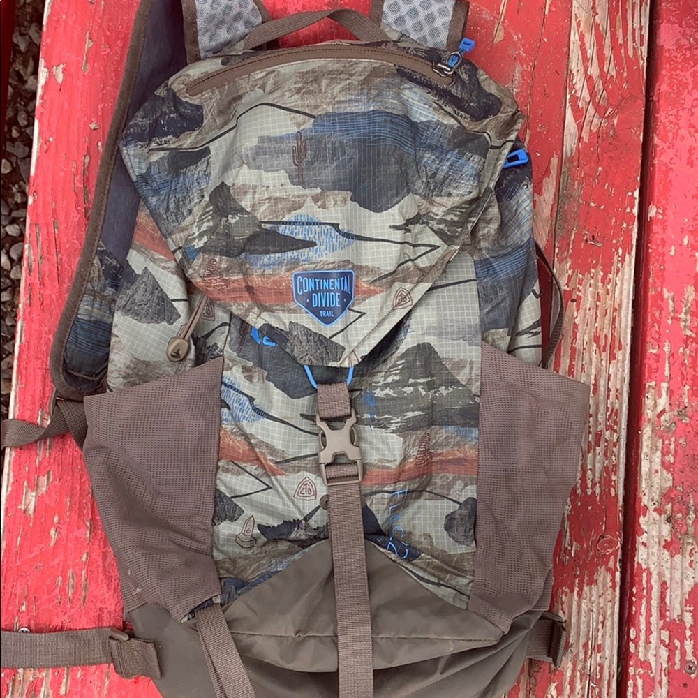 REI FLASH 22 BACKPACK